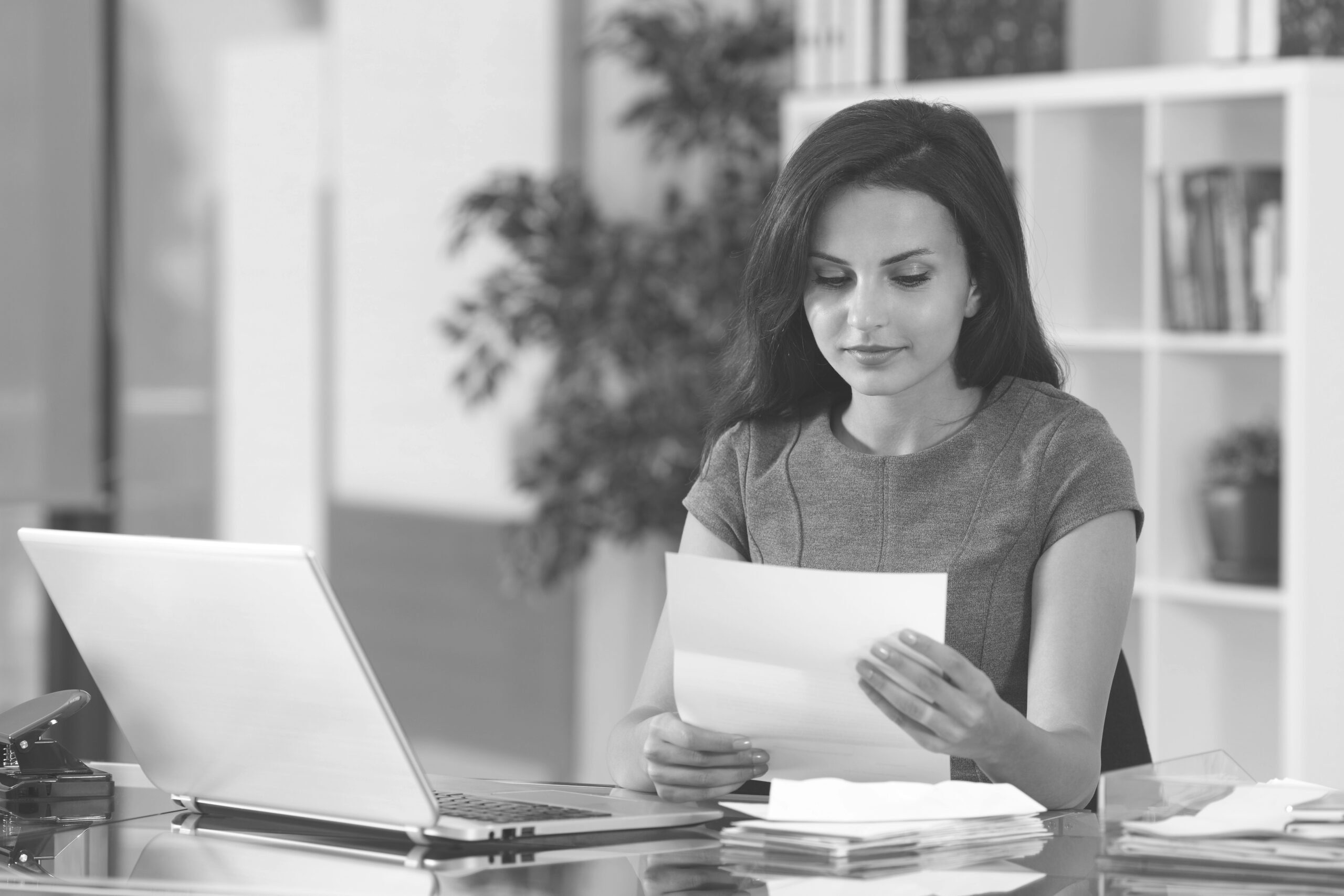 business-woman-reading-letter